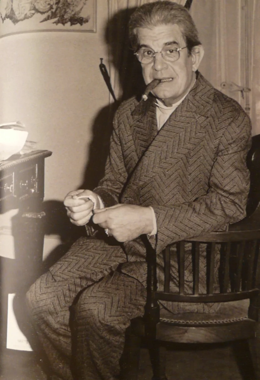 لکان در حال گره زدن. او دربارهی گره زدن میگوید که این مهارتی است که تمرین و فعالیت یدی میخواهد.
